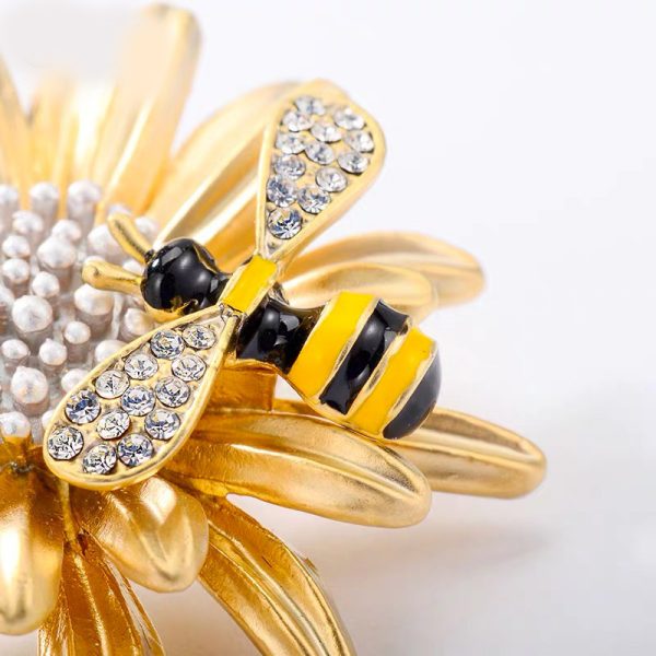 Fashionable and exquisite sweet little daisy little bee brooch high-end female matte brooch accessories